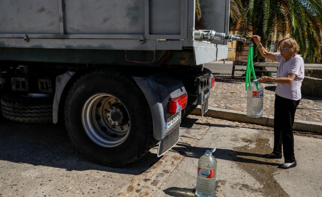 En medio de la sequía, las ciudades españolas embarcan agua en camiones cisterna