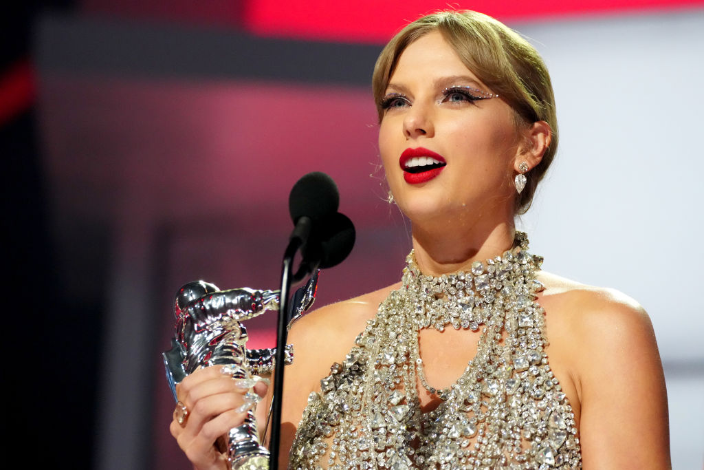 Taylor Swift accepts the Video of the Year award at the 2022 VMAs. (Jeff Kravitz—Getty Images)