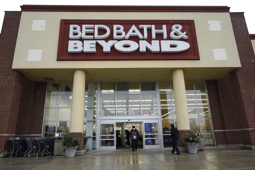 hoppers enter and exit a Bed Bath & Beyond in Schaumburg, Ill., on Jan. 14, 2021. (Nam Y. Huh—AP)