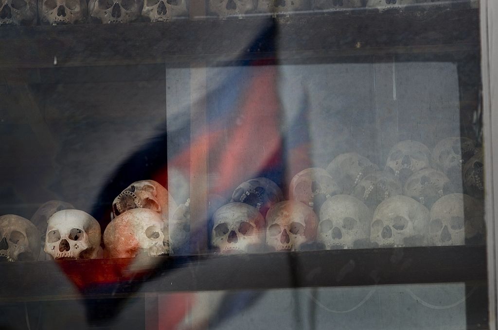 ستوبا النصب التذكاري في تشويونغ إيك - حيث تم العثور على قبر جماعي يحتوي على 8895 جثة بعد سقوط نظام الخمير الحمر - على بعد حوالي 17 كم جنوب بنوم بنه.  هذا هو أشهر موقع يُعرف باسم The Killing Fields وهو الآن نصب تذكاري ، يتميز بستوبا بوذي مليء بأكثر من 5000 جمجمة بشرية.  (شاؤول شوارتز - غيتي إيماجز)
