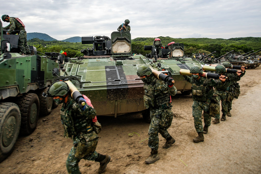 Soldados taiwaneses llevan artillería a los tanques durante un simulacro de fuego real de dos días, en medio de amenazas militares cada vez más intensas de China, en el condado de Pingtung, Taiwán, el 7 de septiembre de 2022. (Ceng Shou Yi—NurPhoto/Getty Images)
