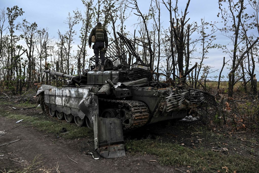 This photograph taken on September 11, 2022, shows a Ukranian soldier standing atop an abandoned Russian tank near a village on the outskirts of Izyum, Kharkiv Region, eastern Ukraine, amid the Russian invasion of Ukraine. - Ukraine forces said that their lightning counter-offensive took back more ground in the past 24 hours, as Russia replied with strikes on some of the recaptured ground. The territorial shifts were one of Russia's biggest reversals since its forces were turned back from Kyiv in the earliest days of the nearly seven months of fighting. (Juan BARRETO- AFP)
