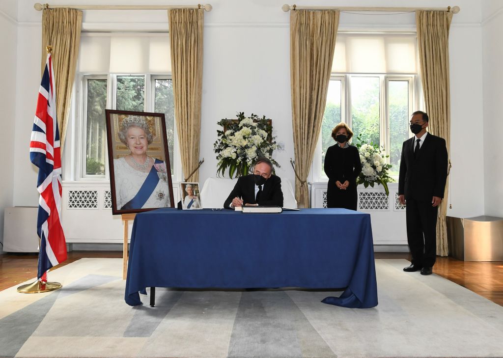 El vicepresidente chino, Wang Qishan, visita la embajada británica en Beijing para llorar el fallecimiento de la reina Isabel II del Reino Unido, el 12 de septiembre de 2022. (Xie Huanchi/Xinhua vía Getty Images)