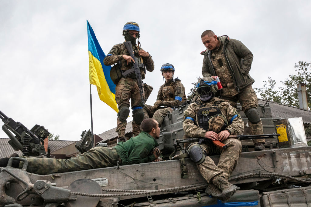 Ukrayna'da 11 Eylül 2022'de İzyum kentinin Rus güçlerinden geri alınmasının ardından Ukraynalı askerlerle birlikte bir tankta esir alınan bir Rus askeri.  (Le Monde/Getty Images için Laurent Van der Stockt)