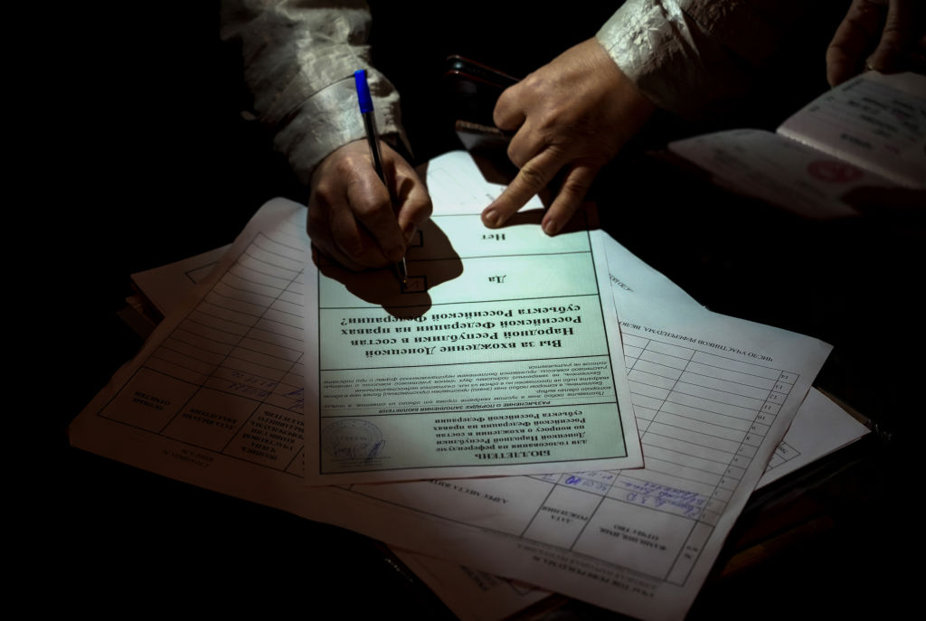 Voting begins in controversial Ukraine referendums