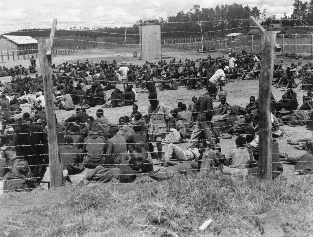 1952'de Mau Mau, Kenya'daki bir esir kampında şüpheli.  (Stroud/Express/Getty Images)