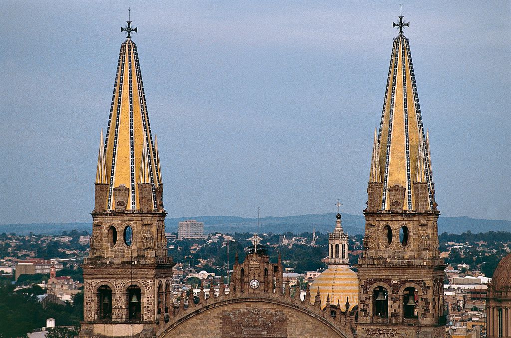 Una vista de la ciudad de Guadalajara, coanfitriona de los XI Juegos Gay, vista a través de las torres de la Catedral de la Asunción de Nuestra Señora, Jalisco, México, el 23 de abril de 2016 (DeAgostini/Getty Images)