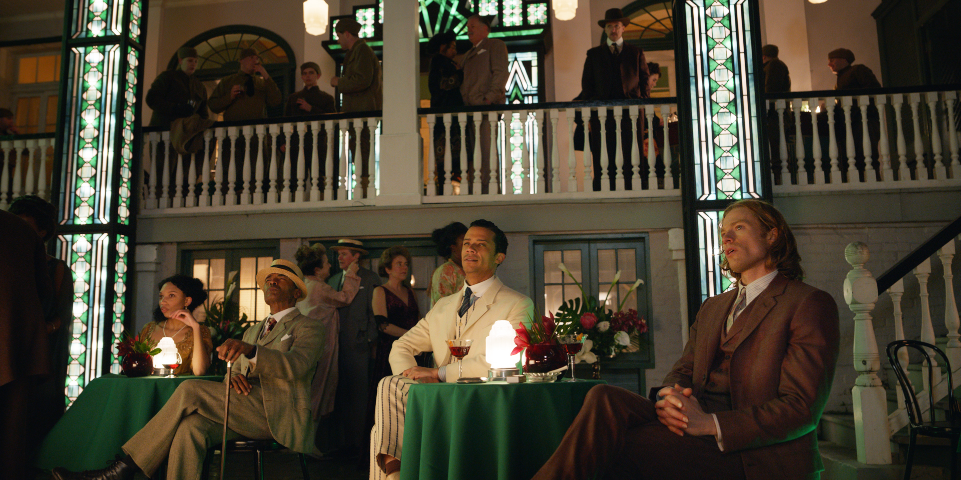 Jacob Anderson, ortada ve Sam Reid, sağda, 'Vampirle Görüşme'de (Alan Taylor-AMC)