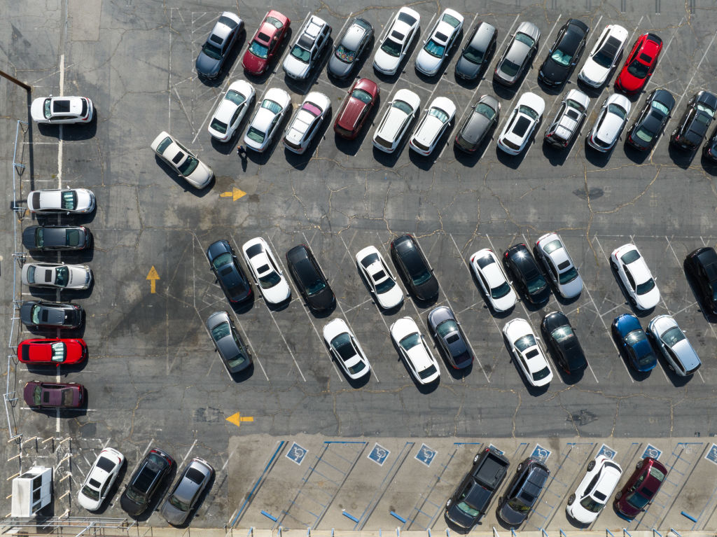 Vista aérea de vehículos en un estacionamiento el 26 de agosto de 2022 en Los Ángeles, California.  (Qian Weizhong—VCG/Getty Images)
