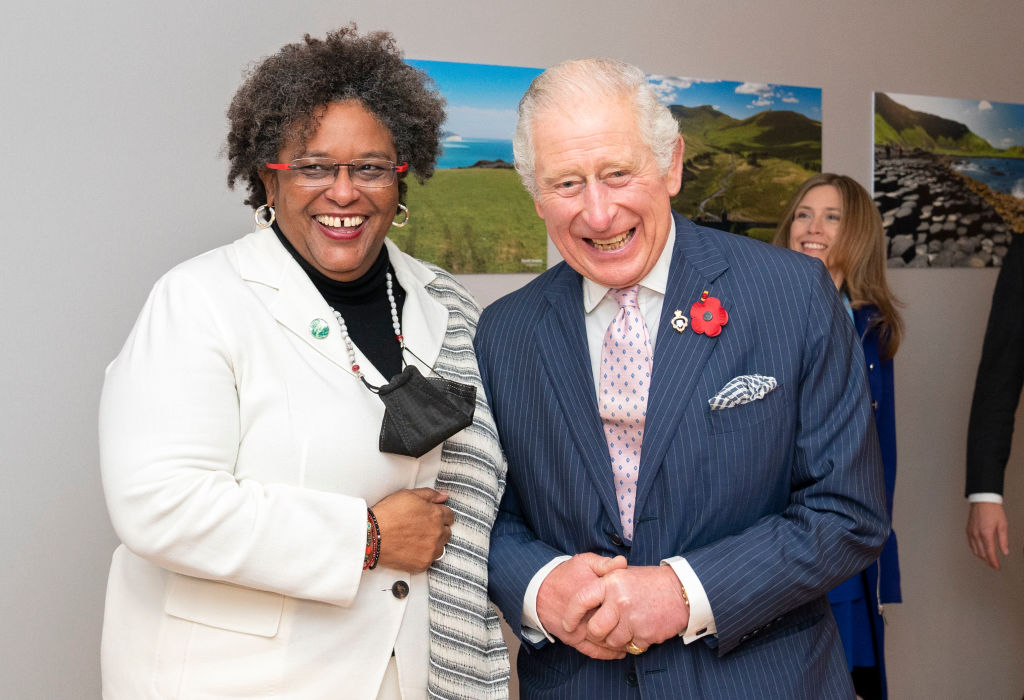 Prens Charle, 1 Kasım 2021'de Glasgow'da yapılacak COP26 zirvesi sırasında yapacakları ikili görüşme öncesinde Barbados Başbakanı Mia Amor Mottley ile bir araya geldi. (Jane Barlow —Getty Images)