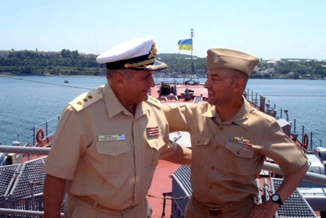 Yazar (sağda) Mart 2010'dan Haziran 2012'ye kadar Ukrayna Silahlı Kuvvetleri Deniz Kuvvetleri Komutanı olan Amiral Viktor Maksymov ile birlikte. (NATO'nun izniyle)