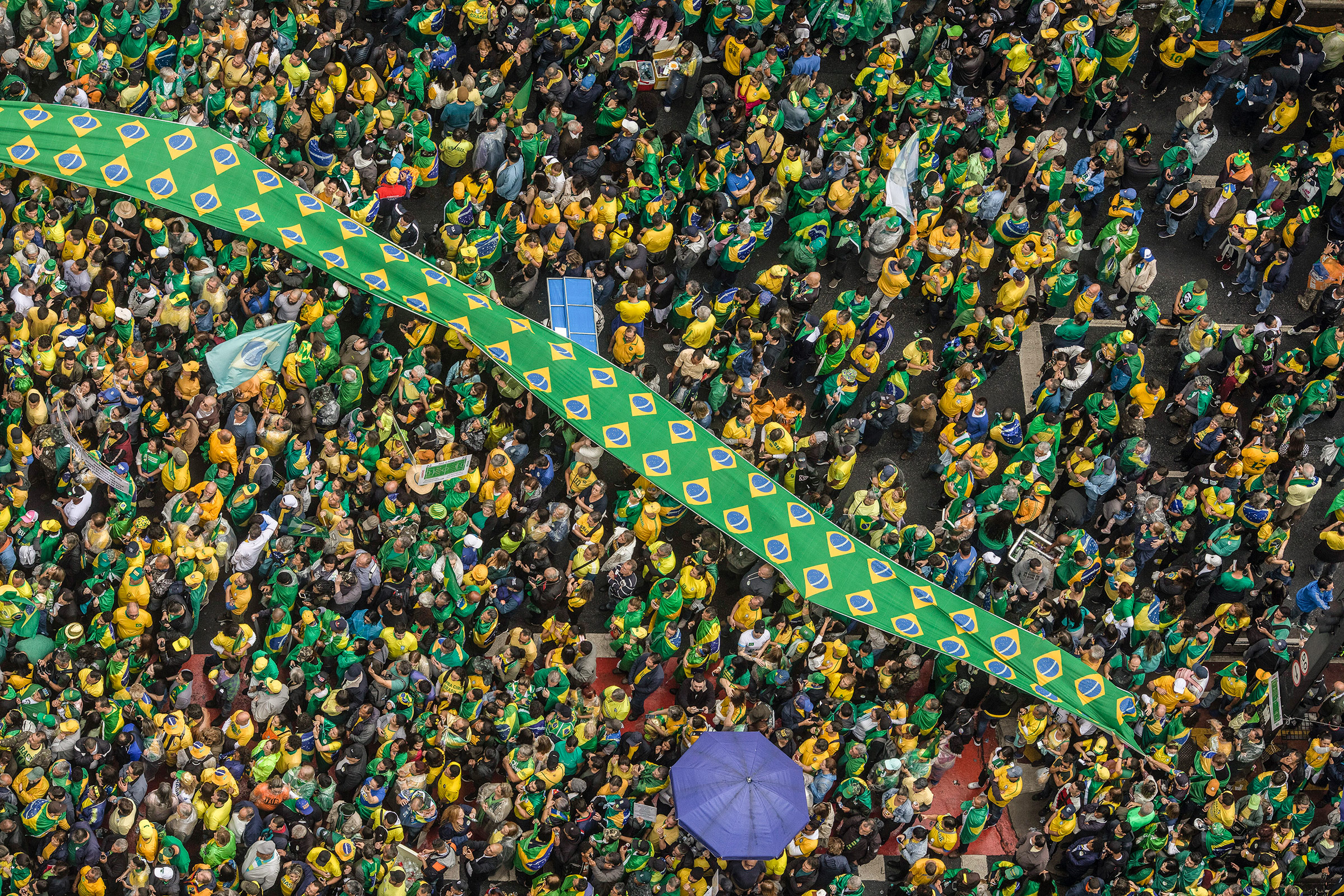 Başkan Jair Bolsonaro'nun destekçileri 7 Eylül'de São Paulo'da Brezilya'nın bağımsızlığının 200. yıldönümünde düzenlenen bir mitinge ve geçit törenine katıldılar. (Victor Moriyama—The New York Times/Redux)