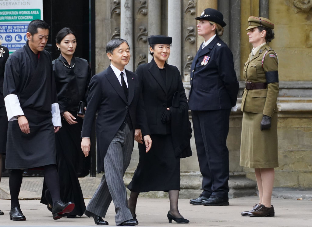 Japonya İmparatoru Naruhito (ortada) ve eşi İmparatoriçe Masako, Kraliçe II. Elizabeth'in 19 Eylül 2022'de Londra, İngiltere'deki Westminster Abbey'deki devlet cenazesi ve cenaze töreni için geliyor.  (James Manning/WPA Havuzu—Getty Images)