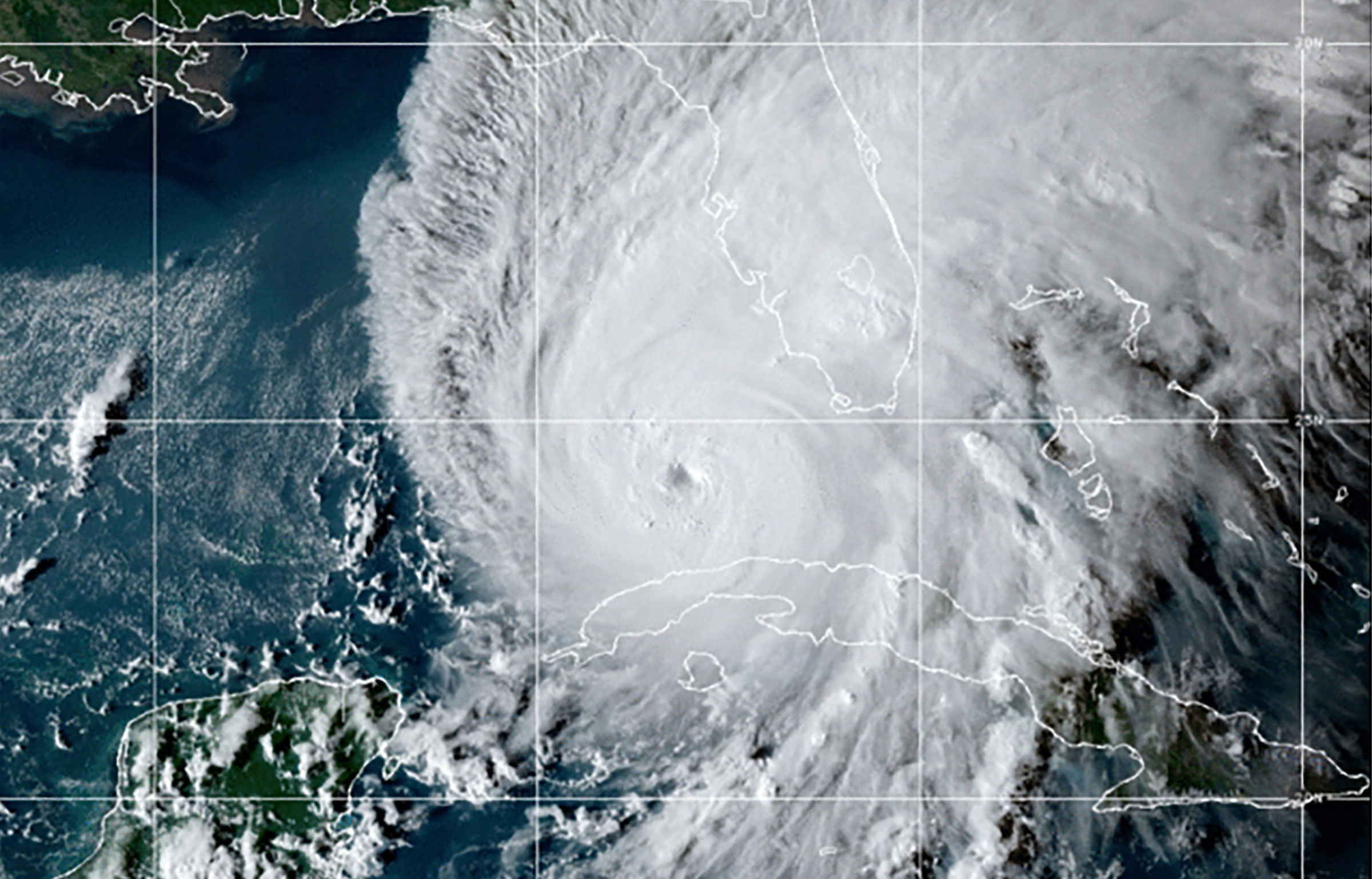 Esta imagen satelital GOES-East GeoCcolor tomada a las 10:10 p.  Ian irrumpió en el oeste de Cuba como un gran huracán el martes, dejando sin electricidad a todo el país y dejando a millones de personas sin electricidad, antes de batirse en curso de colisión con Florida sobre las cálidas aguas del Golfo en medio de expectativas de que se convierta en una catastrófica tormenta de categoría 4.  (NOAA/AP)