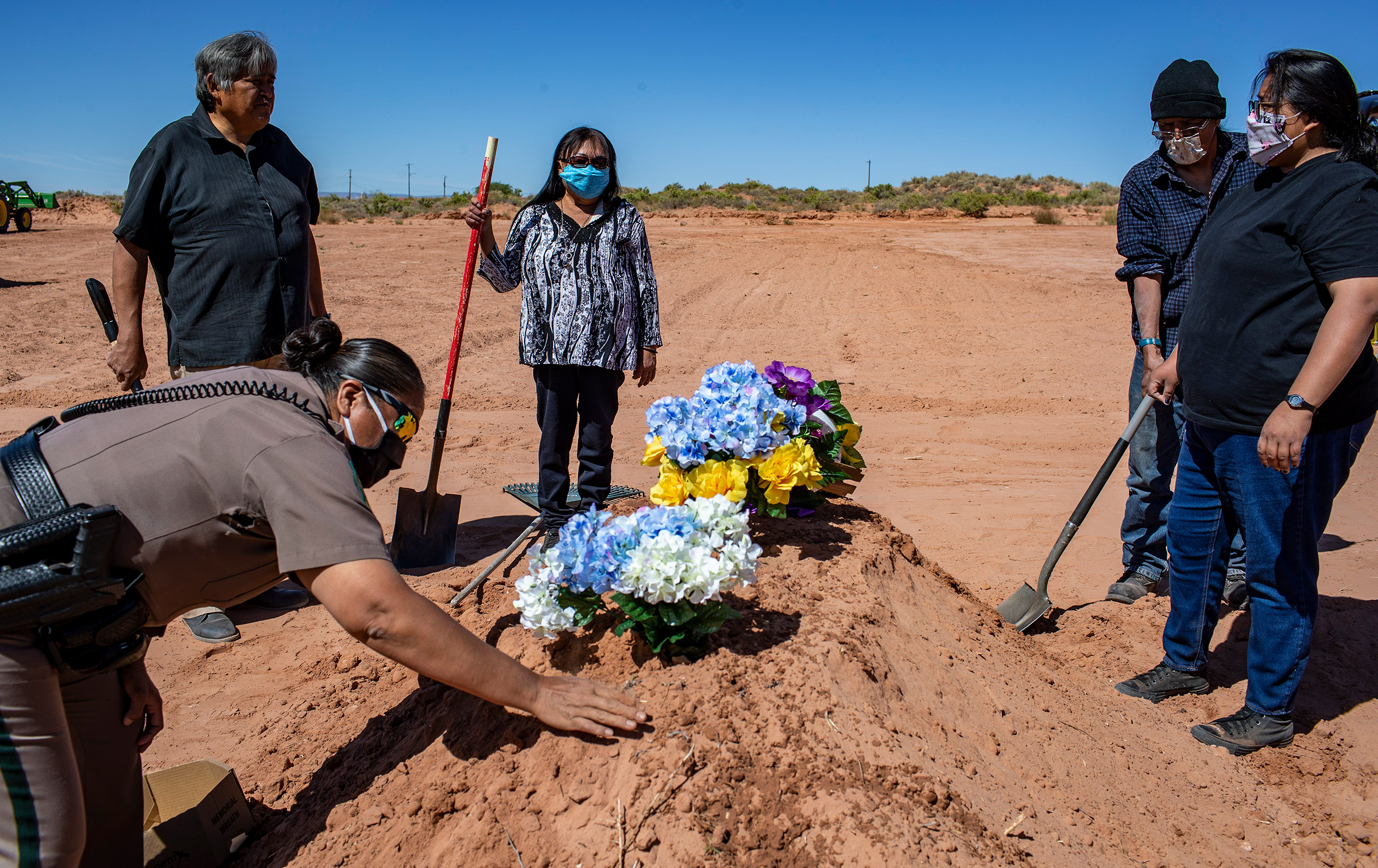 A funeral is held for Arnold Billy, who was a victim of COVID-19, at Tuba City Community Cemetery in Tuba City, Ariz., on May 22, 2020. (Brian van der Brug—Los Angeles Times/Getty Images)