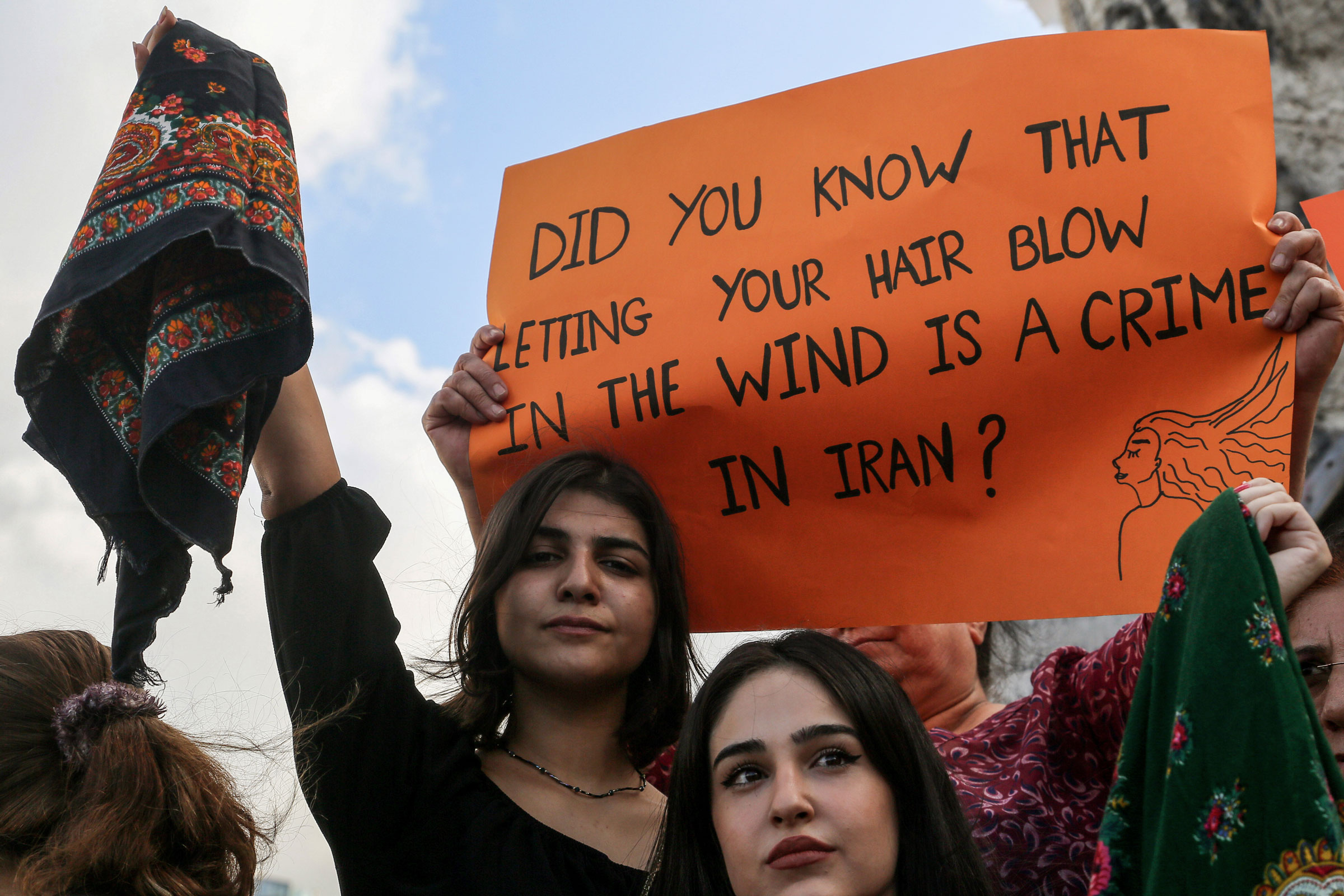 <b>Lübnan, Beyrut</b> Kürt kadınları 21 Eylül 2022’deki bir protestoda başörtüsü sallıyor. (Marwan Naamani—Picture Alliance/Getty Images)” class=”fix-layout-shift”/></source></source></source></source></source></picture></figure>
<div class=