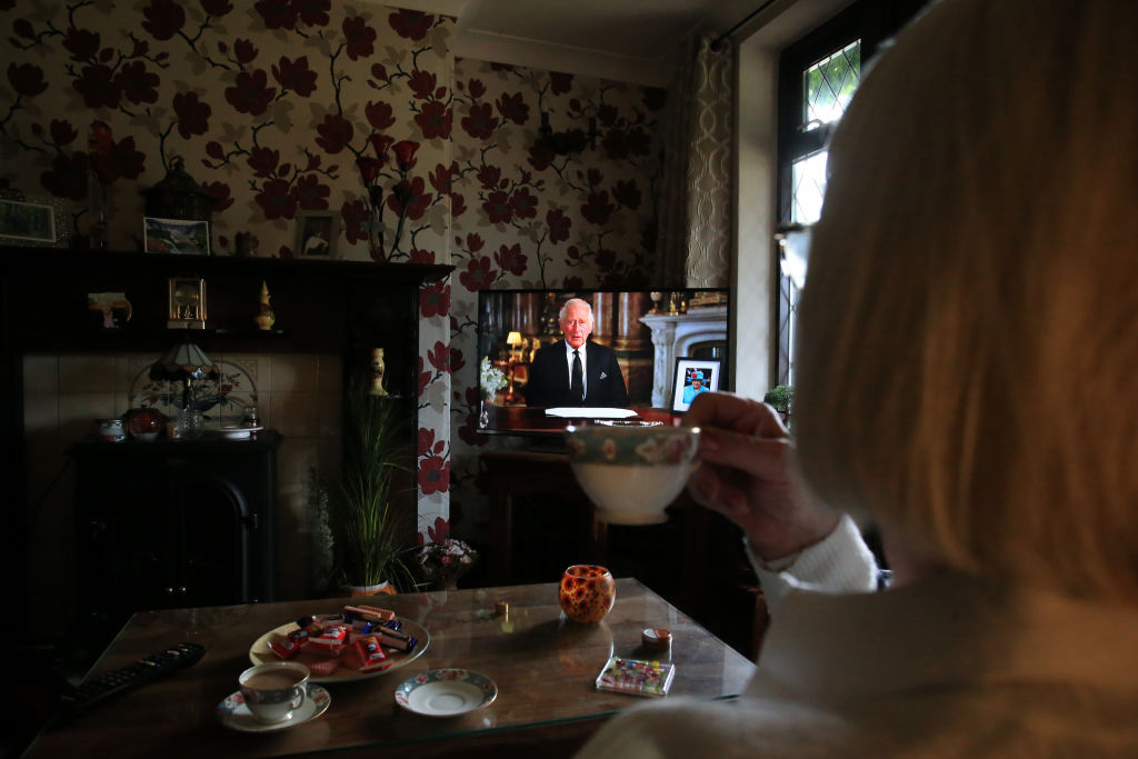 Britons watch King Charles III speak to the nation on BBC News as he announces the death of his mother, the Queen Elizabeth II, in Appleby village, Lincolnshire England on Sept. 9 2022. (Lindsey Parnaby—Anadolu Agency/Getty Images)