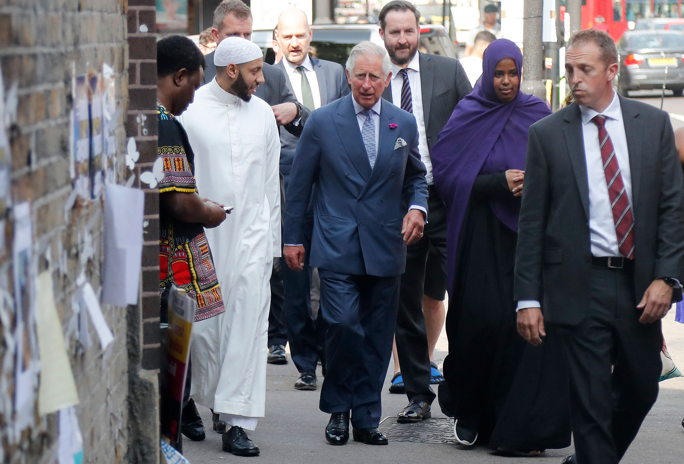 El rey Carlos III, centro, habla con el líder musulmán Mohammed Mahmoud mientras visita la Casa de Bienestar Musulmán, Finsbury Park, para reunirse con miembros de la comunidad local y escuchar sobre la respuesta de la comunidad tras los recientes ataques extremistas en Londres, el 21 de junio de 2017. (Frank Augstein—AP)