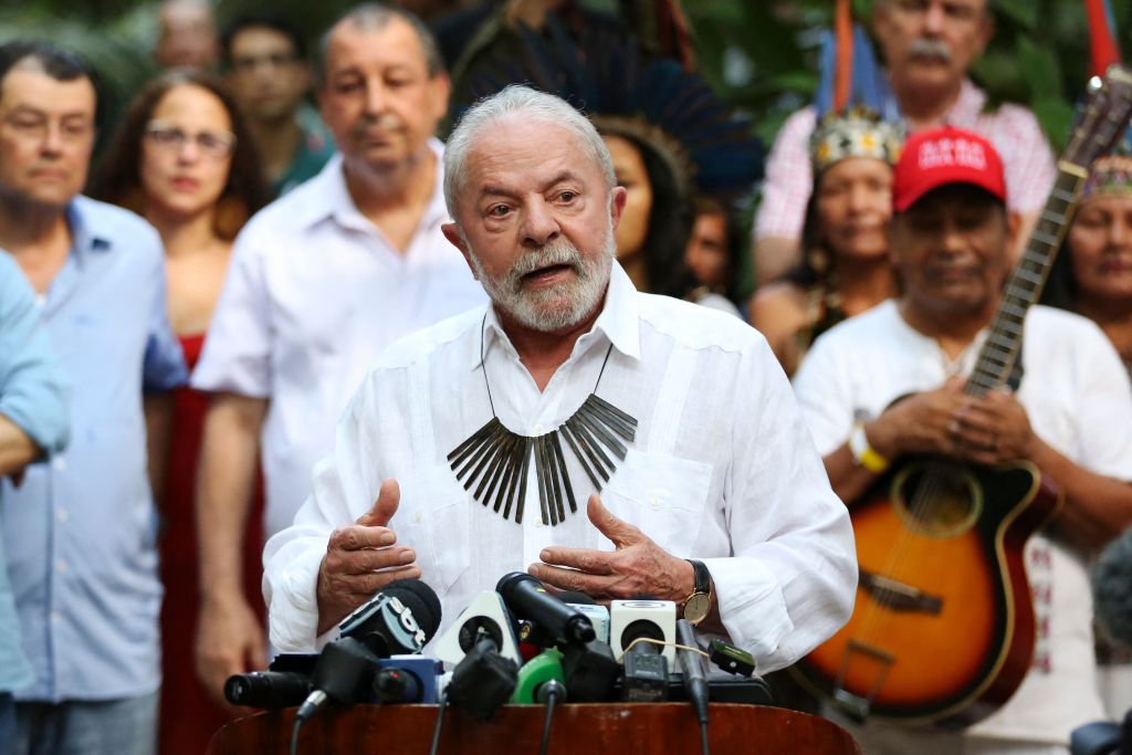 Brezilya cumhurbaşkanı adayı ve eski Cumhurbaşkanı Luiz Inacio Lula da Silva, 31 Ağustos 2022'de Brezilya'nın Manaus kentinde düzenlenen bir seçim mitinginde sürdürülebilir kalkınma hakkında konuşuyor. (Michael Dantas/AFP— Getty Images)