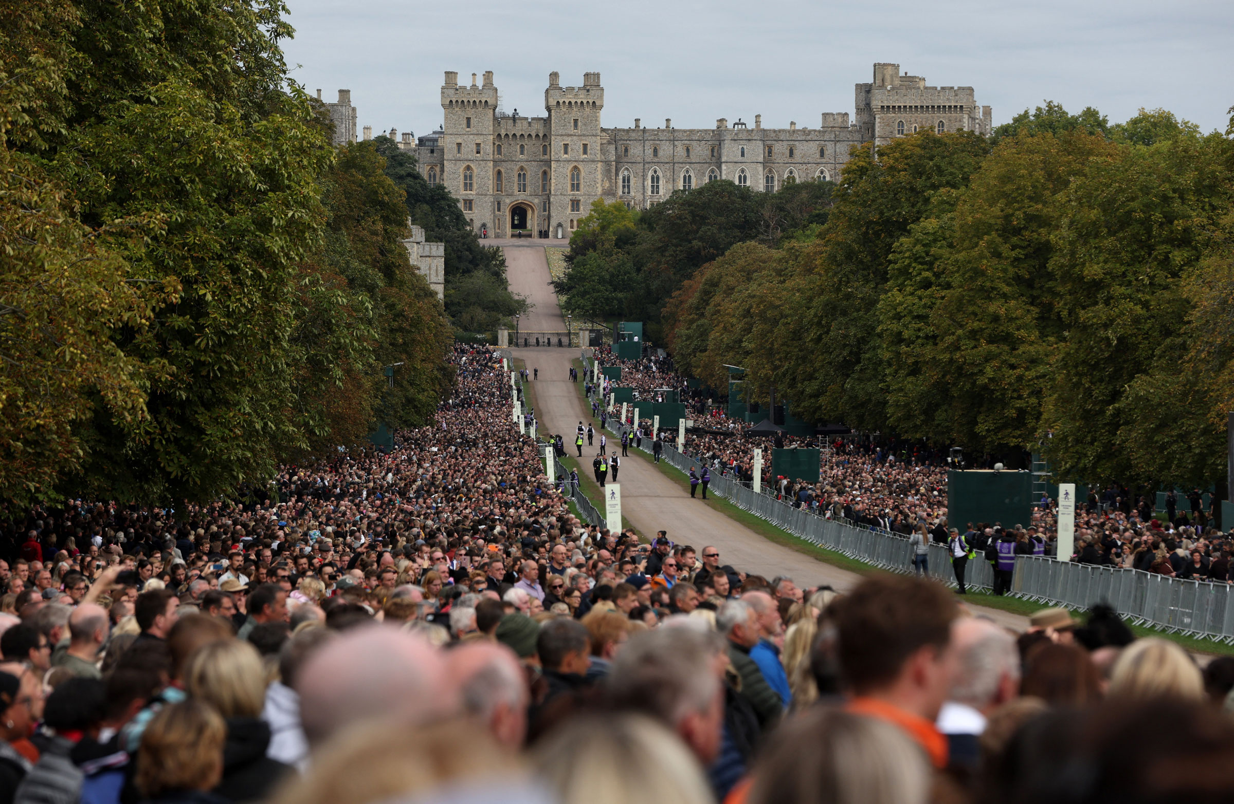 Arka planda Windsor Kalesi ile Uzun Yürüyüşte görülen seyirciler.  (Paul Childs—Reuters)