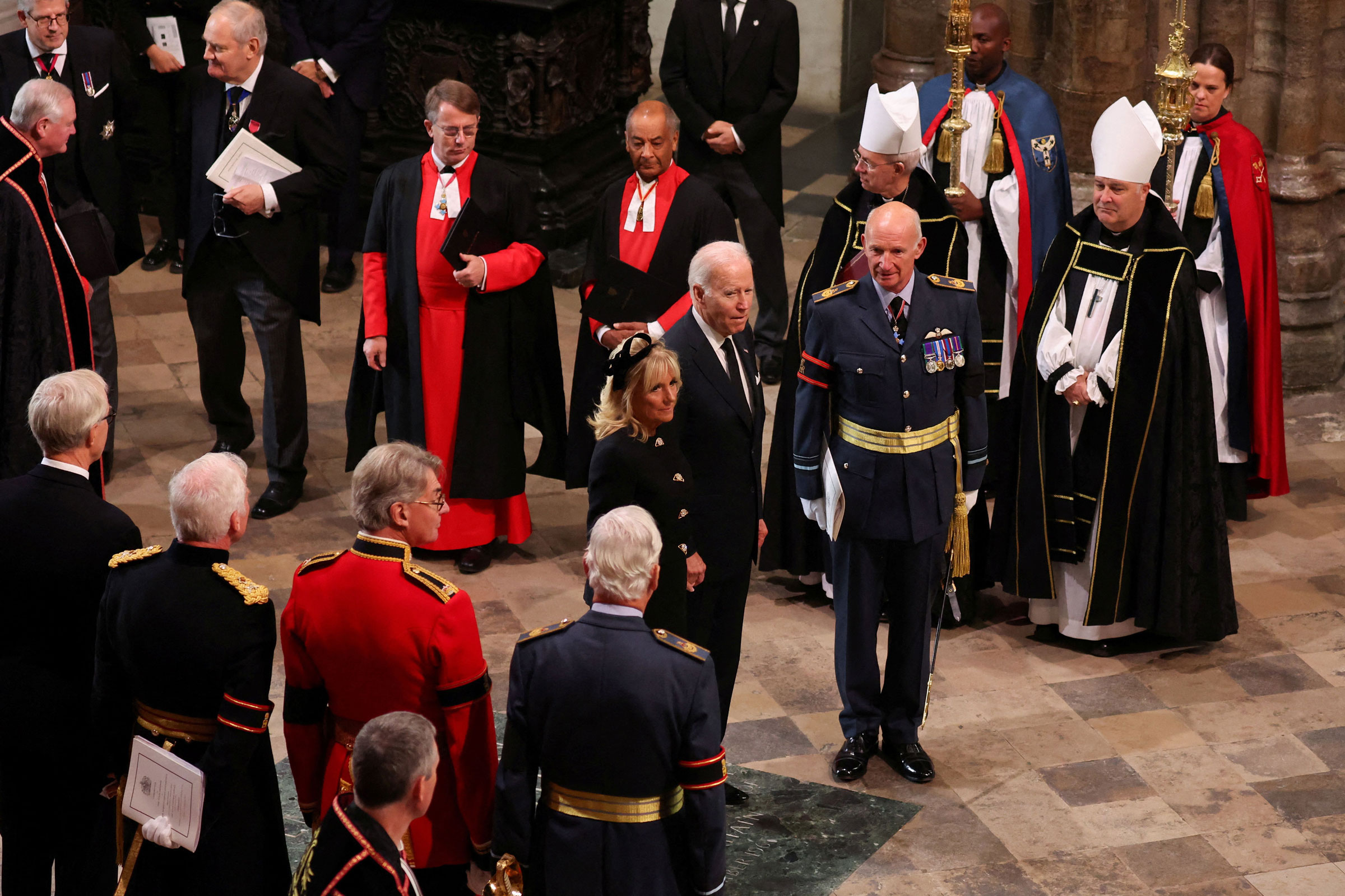 ABD Başkanı Joe Biden ve First Lady Jill Biden, İngiltere Kraliçesi II. Elizabeth için Devlet Cenaze Servisi için 19 Eylül 2022'de Londra'daki Westminster Abbey'e geldi.  (Phil Noble—Havuz/AFP/Getty Images)