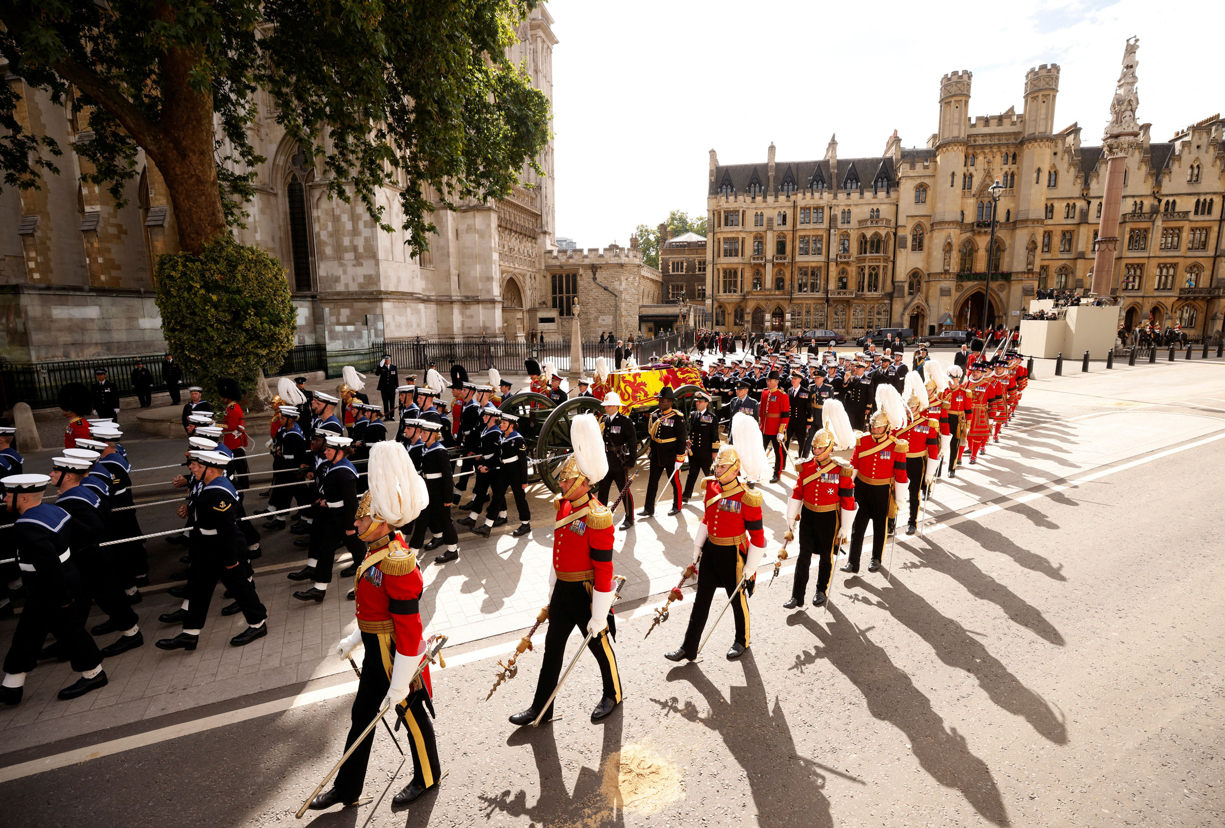 Kraliçe II. Elizabeth'in tabutu cenaze töreninin ardından Westminster Abbey'den yola çıkıyor.  (John Sibley—Reuters)