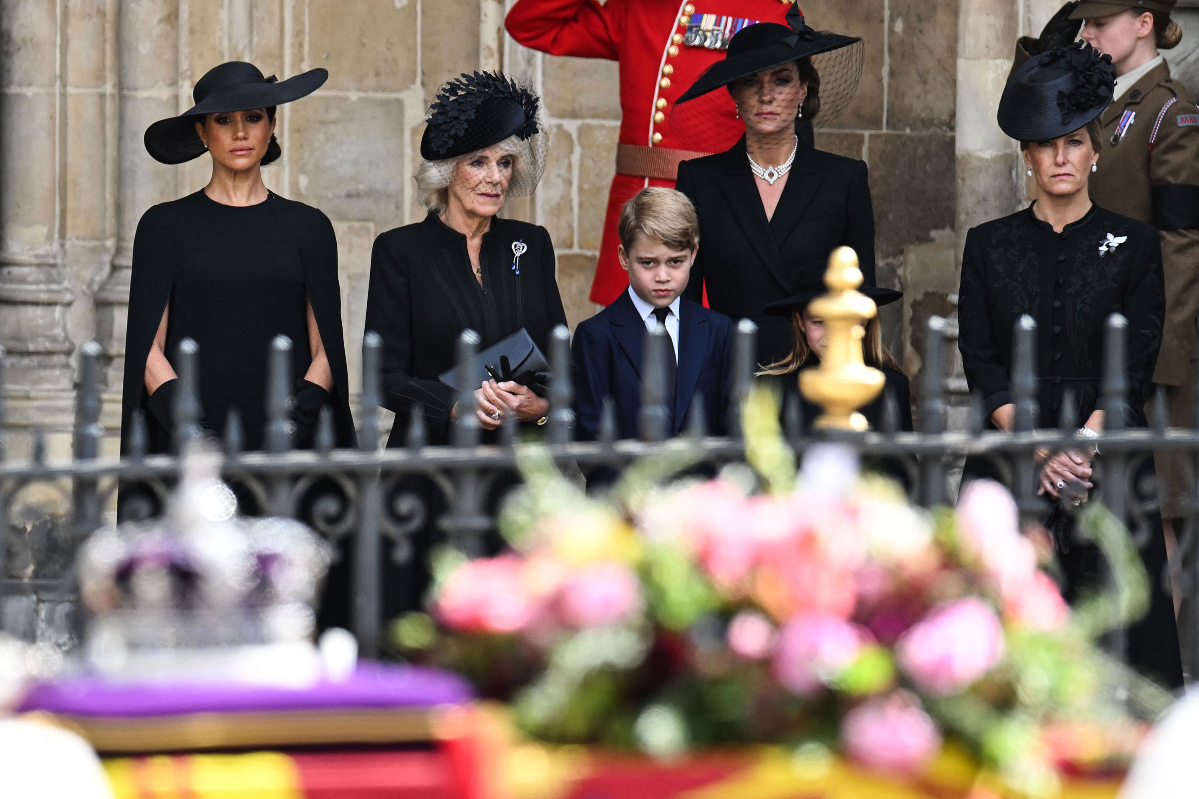 Soldan: Sussex Düşesi Meghan Markle;  Camilla, Kraliçe Eşi;  Galler Prensi George;  Galler Prensesi Catherine;  ve Wessex Kontesi Sophie, Kraliçe II. Elizabeth'in Westminster Abbey'den ayrılan tabutuna bakıyor.  (Oli Scarff—Havuz/AFP/Getty Images)