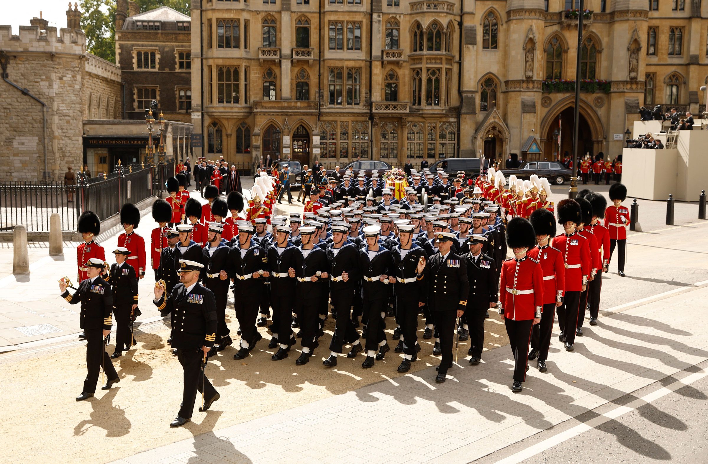İngiltere Kraliçesi Elizabeth'in tabutu, cenaze töreninin ardından Westminster Abbey'den geçit törenine çıkıyor.  (John Sibley—Reuters)