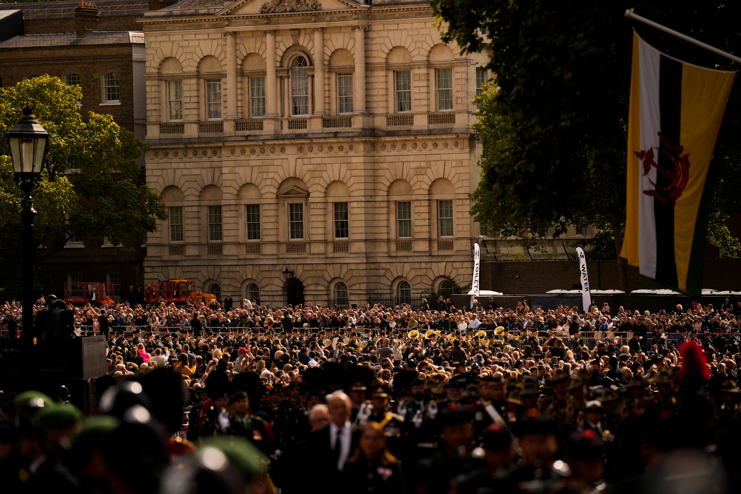 Londra'nın merkezindeki Kraliçe II. Elizabeth'in cenazesinden önce insanlar toplanıyor.  (Andreea Alexandru—Havuz/AP)