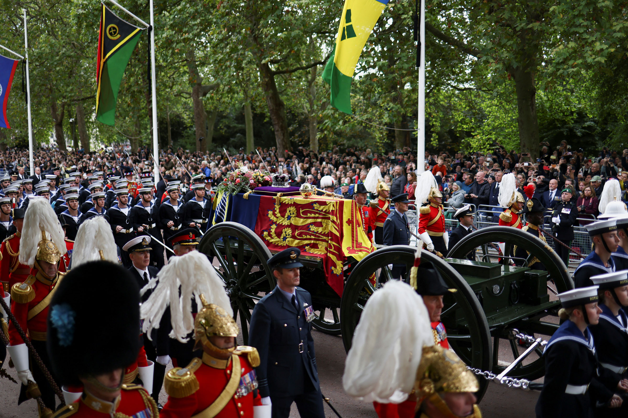 Alay, İngiltere Kraliçesi II. Elizabeth'in devlet cenazesi ve cenaze töreni gününde tabutu taşıyor.  (Tom Nicholson—Reuters)