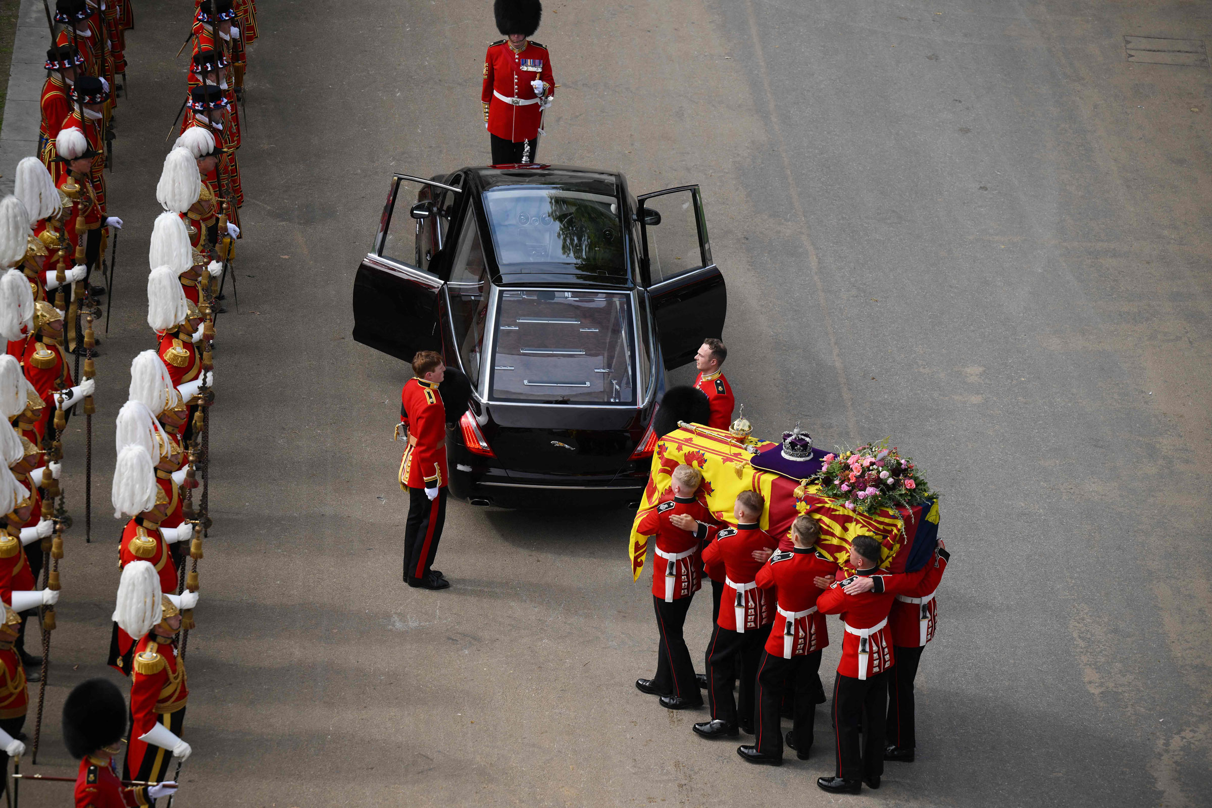 The pallbearer's party carries the coffin of Queen Elizabeth II, draped with the royal standard, into the state hearse at Wellington Arch, following the state funeral service for Britain's Queen Elizabeth II.  (Daniel Leal—AFP/Getty Images)
