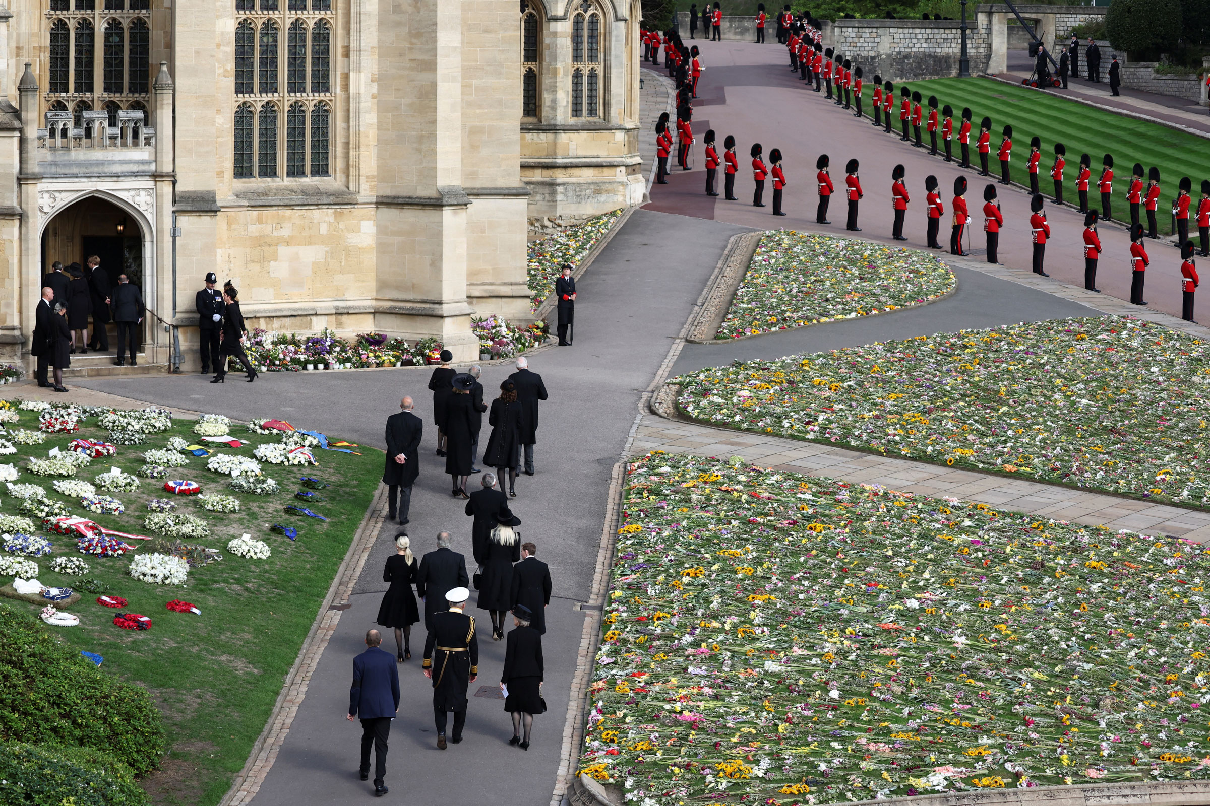 Konuklar, İngiltere Kraliçesi II. Elizabeth'in devlet cenazesi ve cenaze töreni gününde Windsor Kalesi'ndeki St. George Şapeli'ne varır.  (Henry Nicholls—Havuz/Reuters)