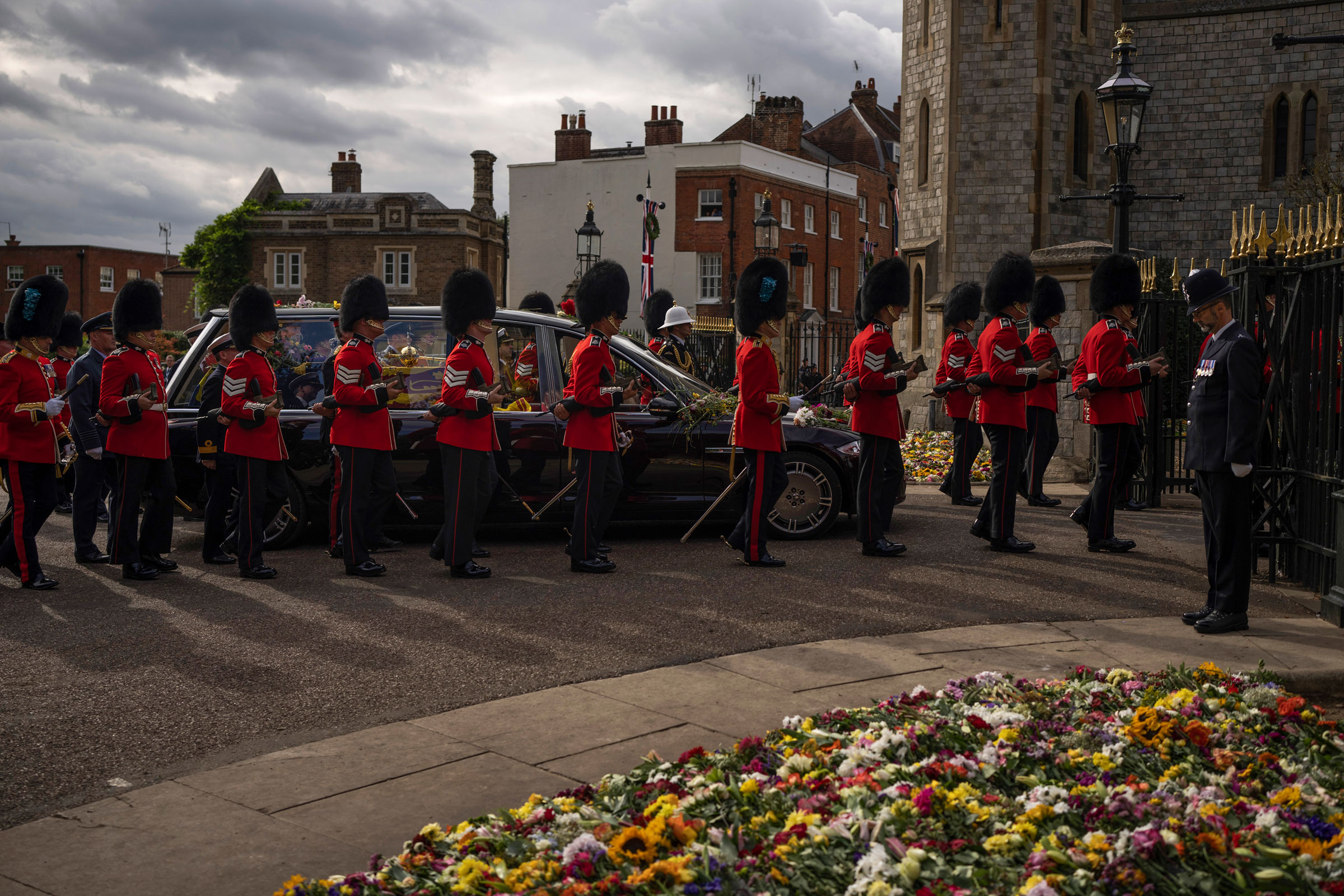 The cortege carrying the coffin of Queen Elizabeth II arrives outside Windsor Castle. (Felipe Dana—Pool/AP)