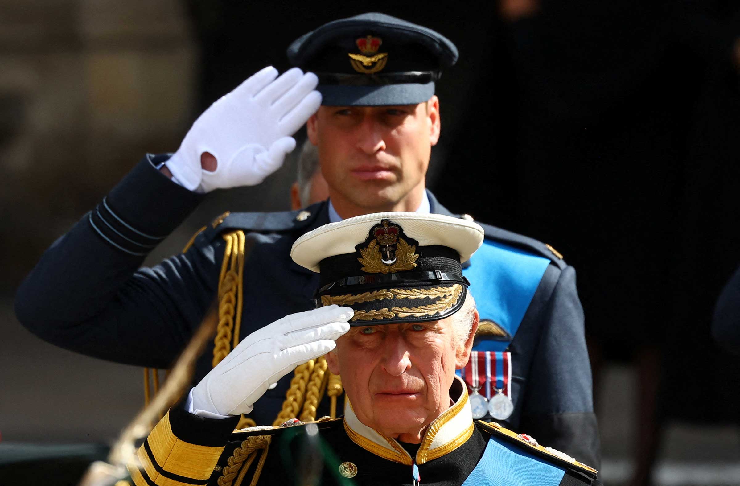 İngiltere Kralı III. Charles ve İngiltere'nin Galler Prensi William, İngiltere Kraliçesi Elizabeth'in 19 Eylül 2022'de Londra'da düzenlenen cenaze törenine ve cenazesine katıldı. (Hannah McKay—Pool/AFP/Getty Images)
