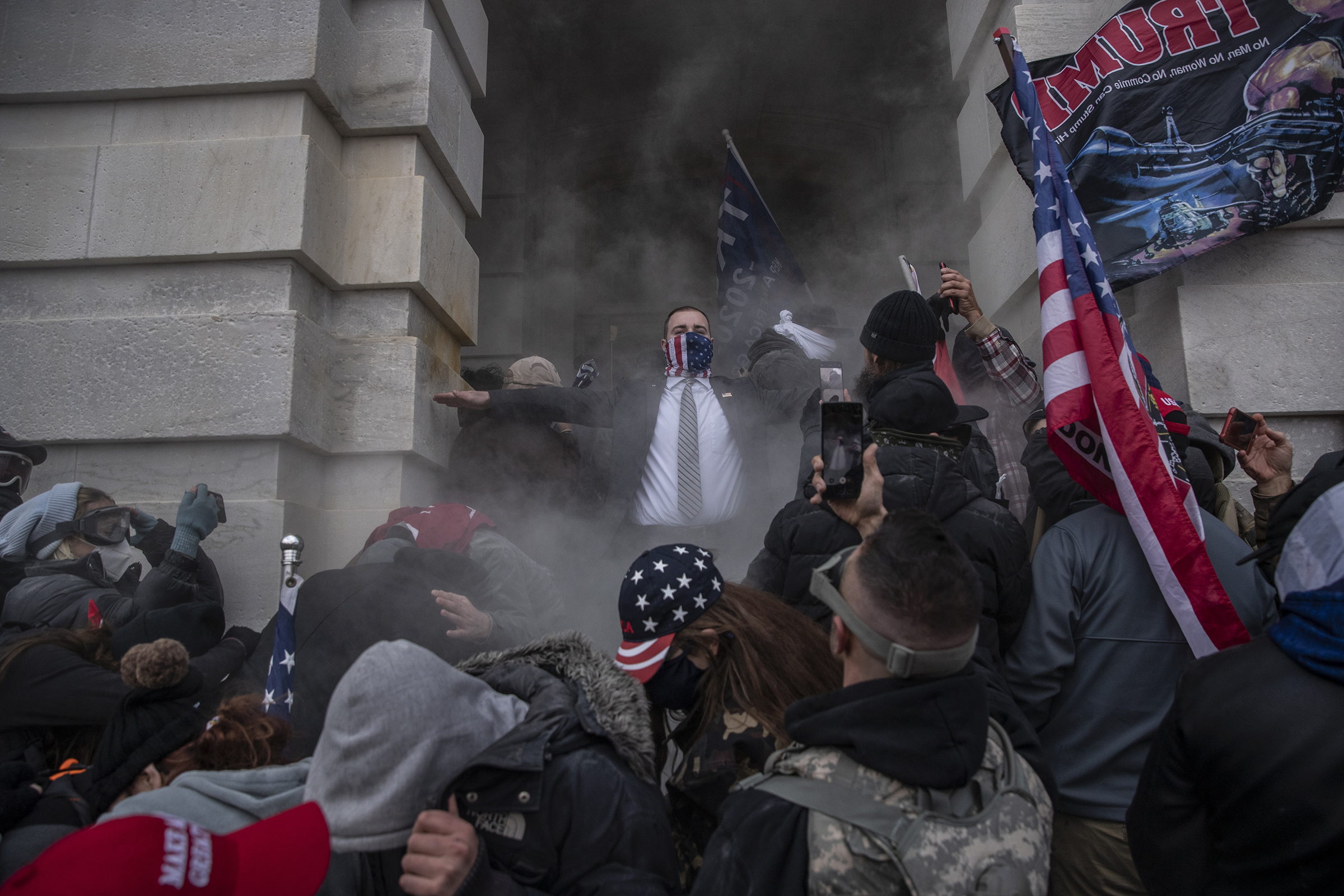 Göstericiler, 6 Ocak 2021'de Washington DC'deki binayı daha önce bastıktan sonra ABD Kongre Binası'nı ihlal etmeye çalışıyorlar. (Victor J. Blue—Bloomberg/Getty Images)