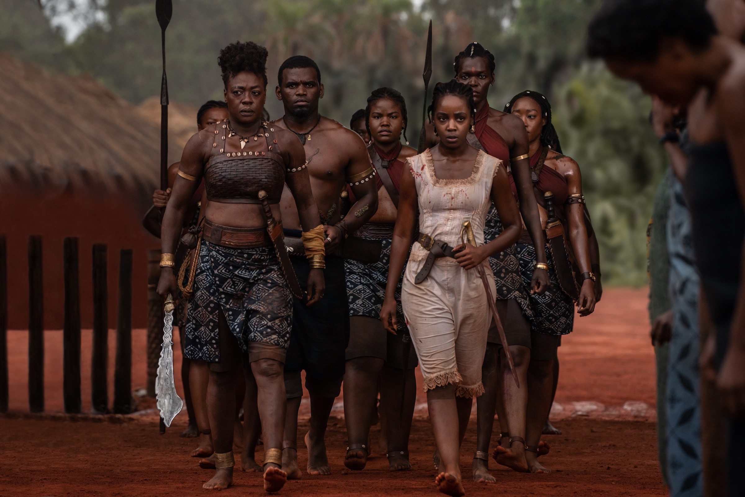 Viola Davis y Thuso Mbedu son guerreras en 'The Woman King' (Ilze Kitshoff—Sony Pictures Entertainment)