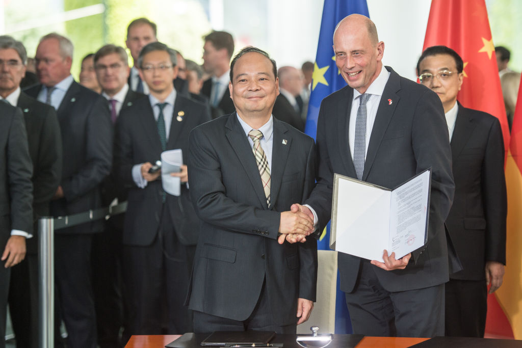 Zeng Yuqun, CEO of Contemporary Amperex Technology and Wolfgang Tiefensee (R), economics minister of Thuringia of the Social Democratic Party (SPD) signing a contract as part of the 5th German-Chinese government consultations at the Federal Chancellery, in Berlin, Germany, July 2018. (Arne Immanuel Bänsch/picture alliance—Getty Images)