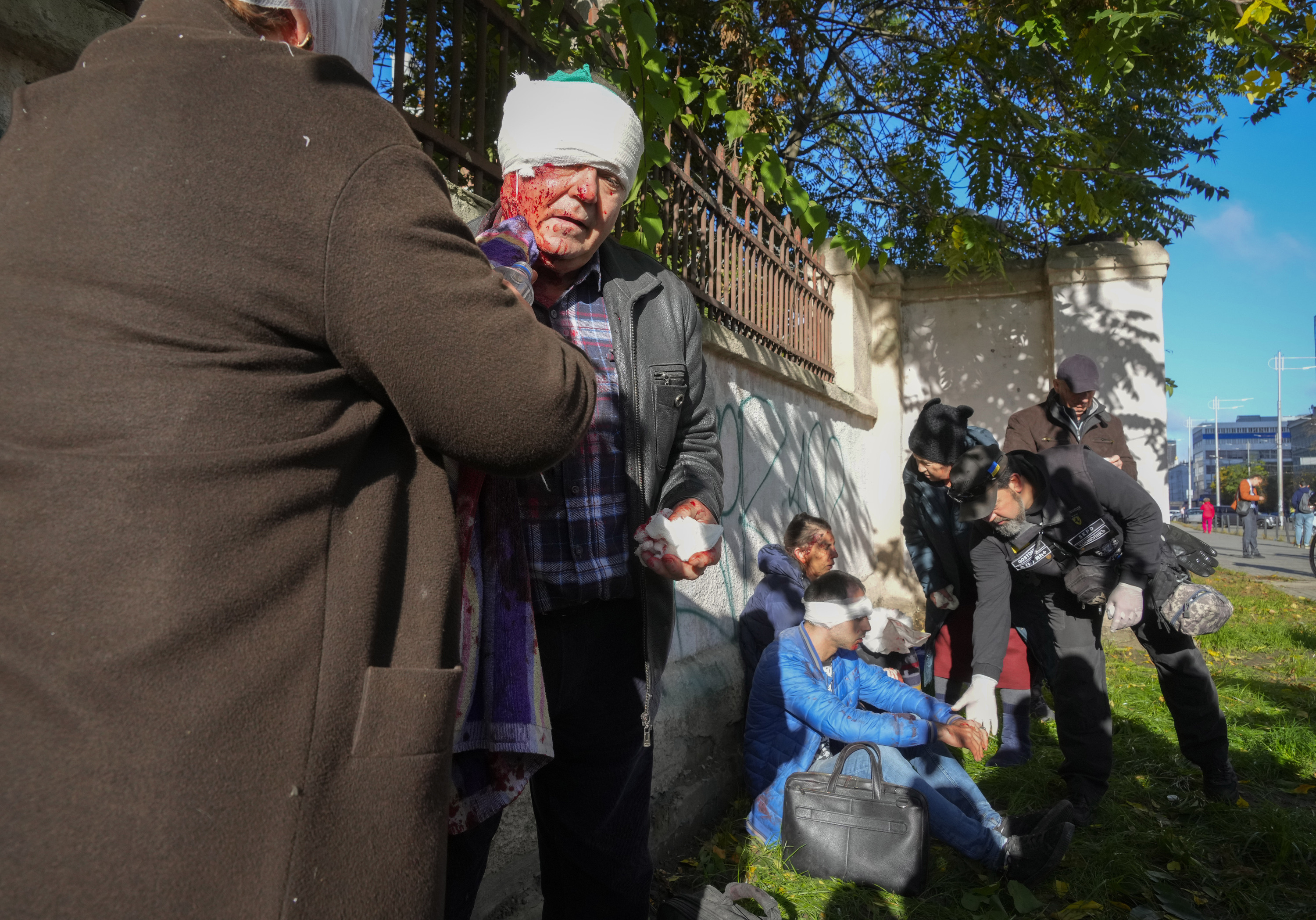Personas reciben tratamiento médico en el lugar del bombardeo ruso en Kyiv, Ucrania, el lunes 10 de octubre de 2022. (Efrem Lukatsky—AP)