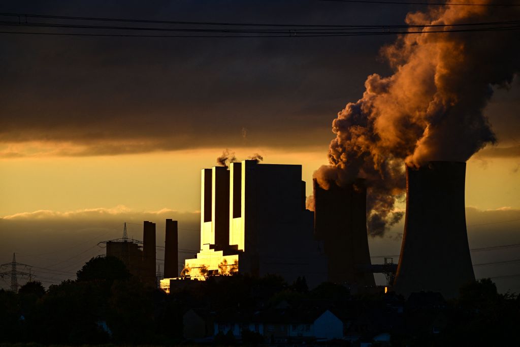 This picture taken on October 5, 2022 shows the lignite-fired power station operated by German energy giant RWE in Neurath, western Germany. - German energy provider RWE brought forward its exit from coal power to 2030 on October 4, 2022 amid fears the country's plans to abandon fossil fuels are wobbling following the energy crisis caused by Russia's war in Ukraine. (INA FASSBENDER-AFP)