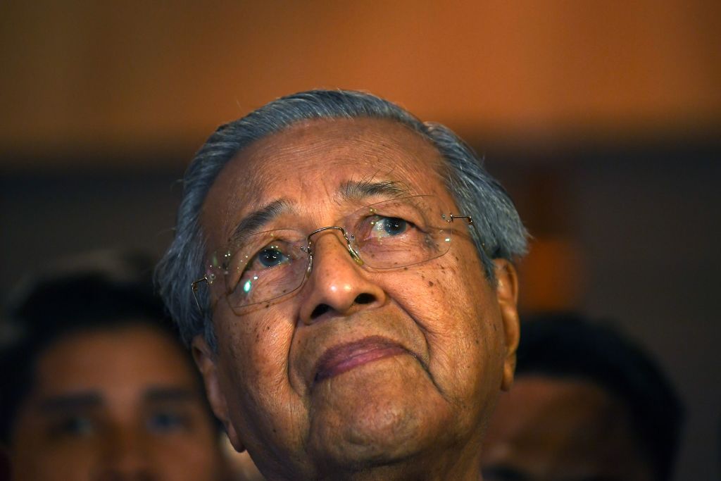 Mahathir Mohamad, 9 Mayıs 2018'de Kuala Lumpur'da muhalefet koalisyonunun lideri olarak ikinci kez başbakanlık kazandığı 14. genel seçimlerin ardından medyaya konuşuyor. (Manan Vatsyayana—AFP/Getty Images)