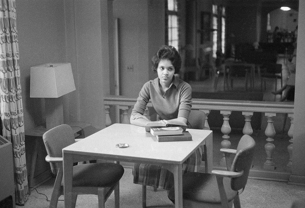 Charlayne Hunter, de 18 años, en la Universidad de Georgia en 1961 (Archivo Bettmann/Getty Images)