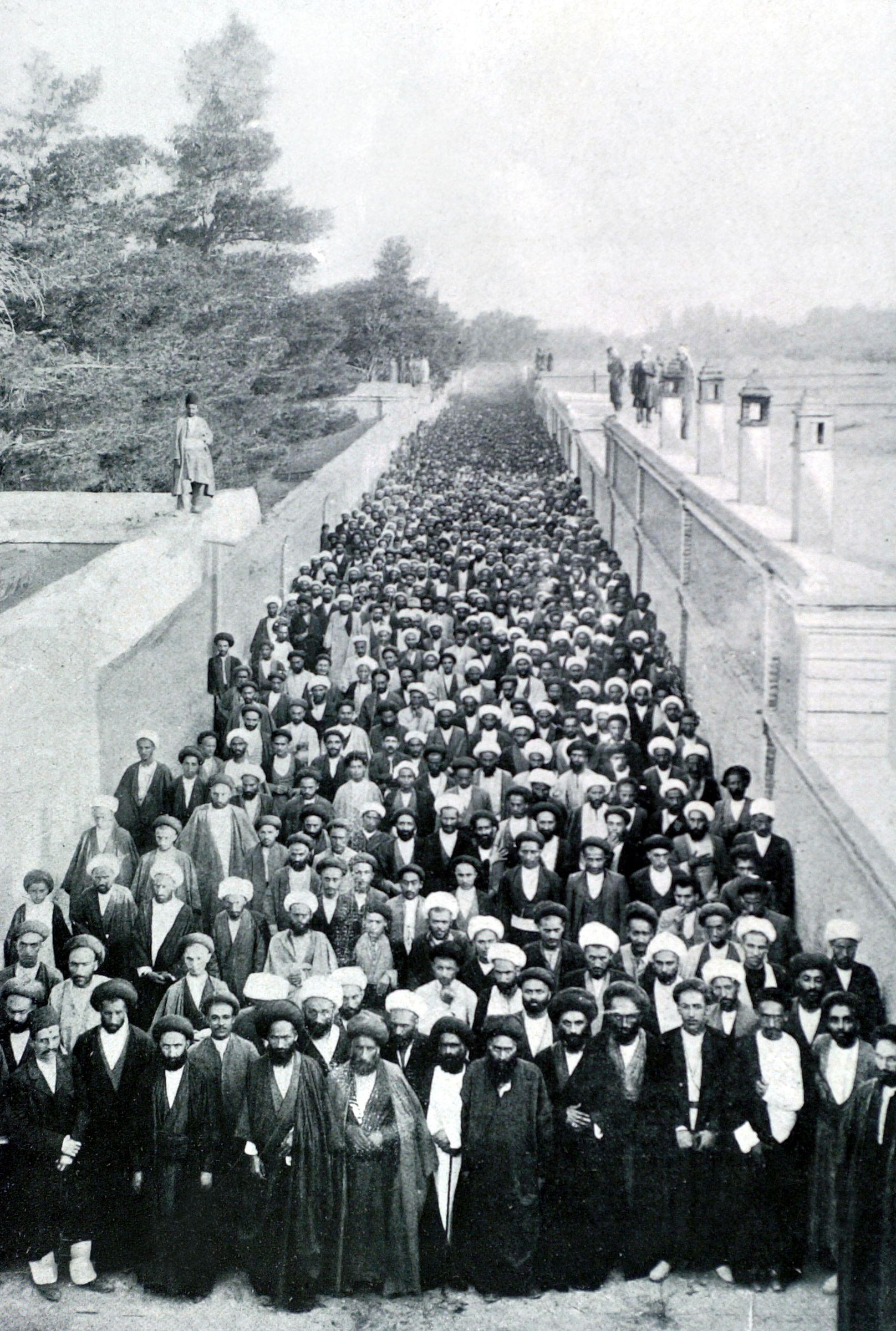 Un grupo de clérigos constitucionalistas se reúne frente a la embajada británica en Teherán, 1906. (Foto12/UIG/Getty Images)
