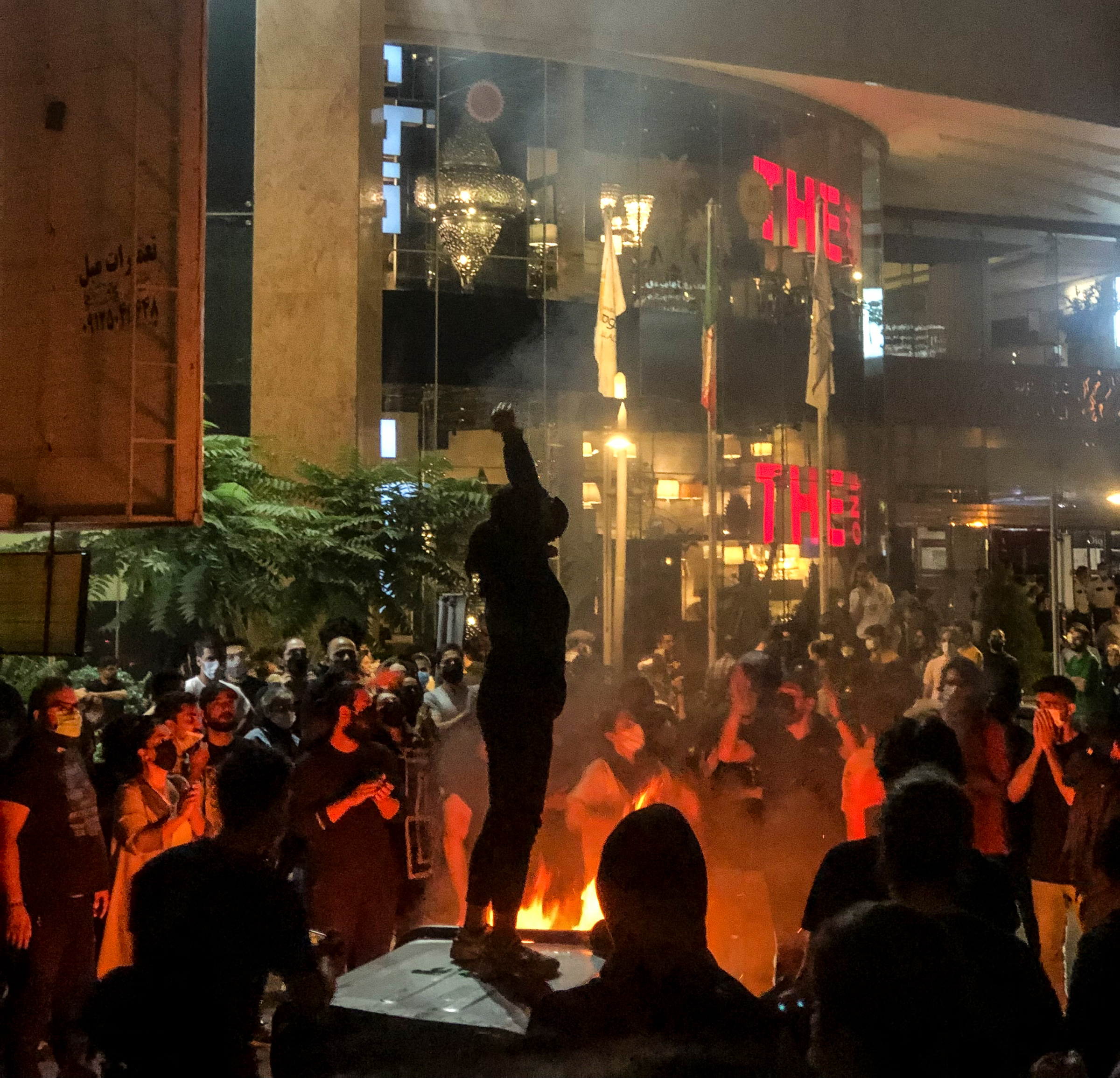 مردم در اعتراض به مهسا امینی در تهران تجمع کردند.  22. (ایران وایر / تصاویر خاورمیانه / ردوکس)