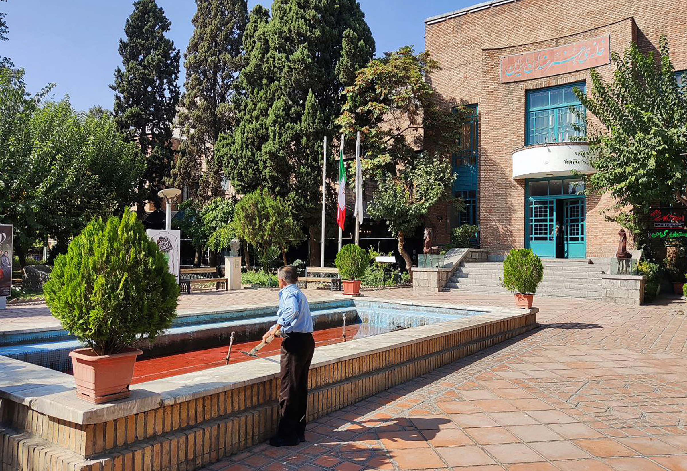 مردی در ماه اکتبر، در اعتراض به سرکوب مرگبار تظاهرات سه هفته ای به دلیل مرگ مهسا امینی در بازداشت، به آب چشمه بیرون تالار هنرمندان در باغ هنرمند تهران نگاه می کند.  7. (AFP/Getty Images)