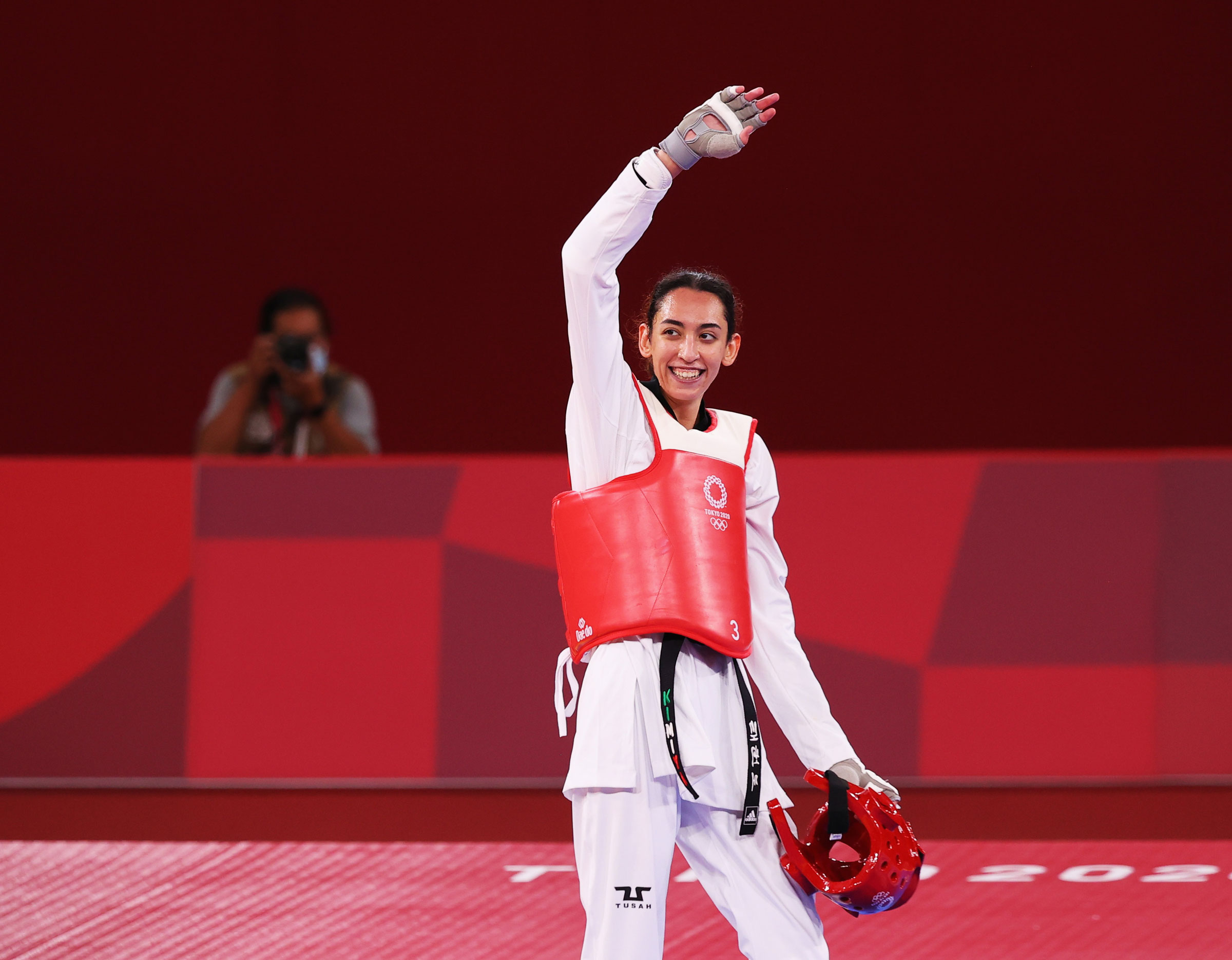 Mülteci Olimpiyat Takımı'ndan Kimia Alizadeh, 25 Temmuz 2021'de Tokyo 2020 Olimpiyatları'nda yarıştıktan sonra kutluyor. (Murad Sezer—Reuters)