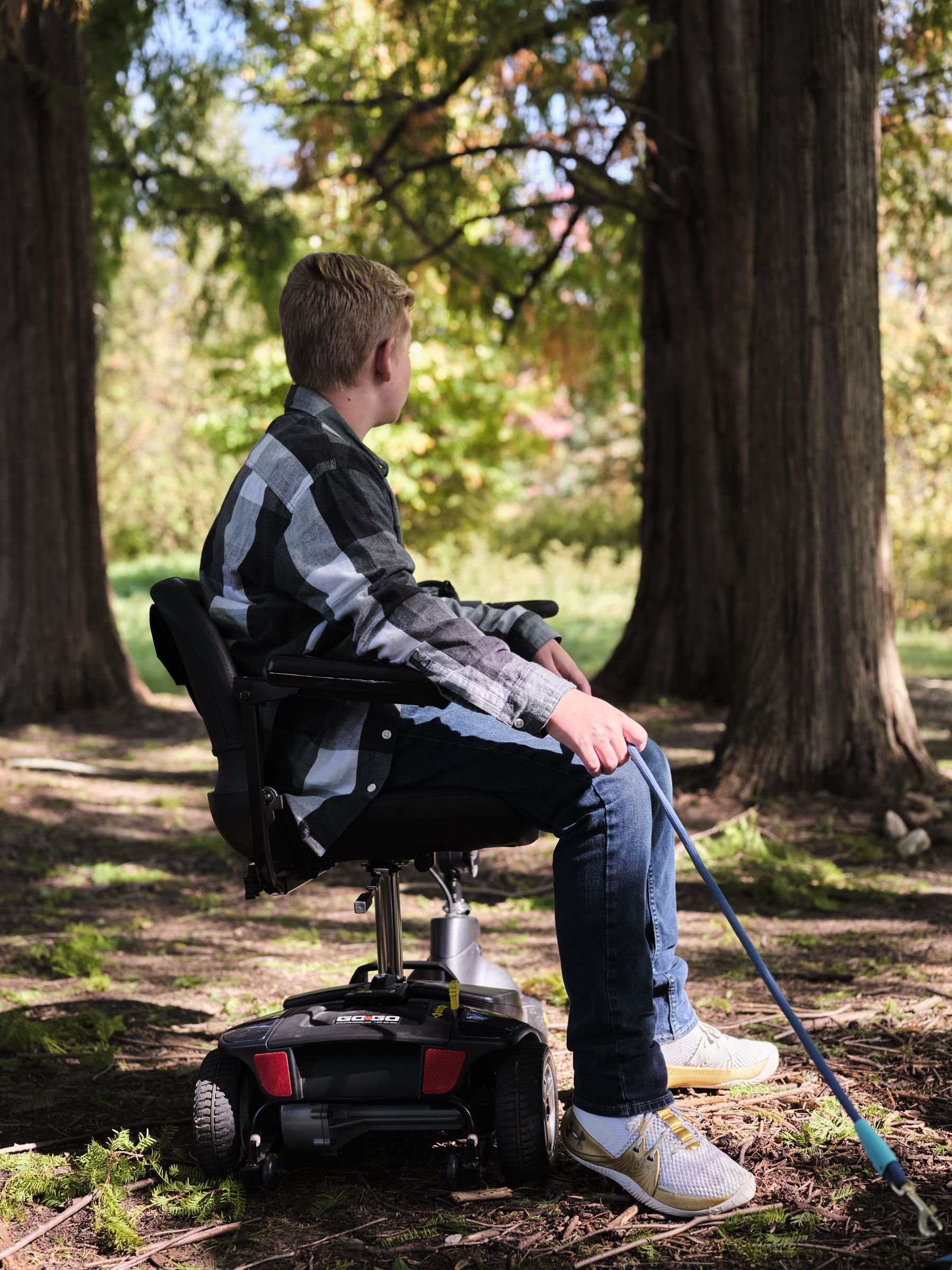 Ayden utilise souvent une chaise motorisée pour conserver son énergie.  (Julie Renée Jones pour TIME)