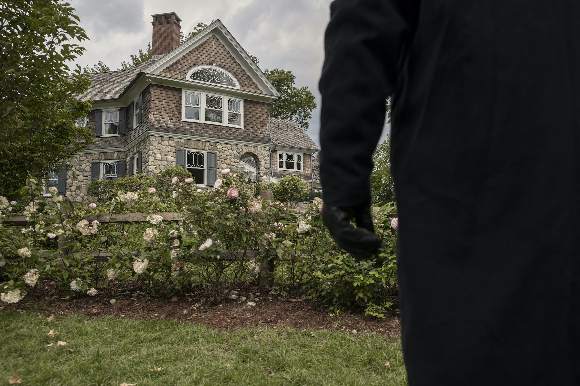 A dream house becomes a nightmare for a family in 'The Watcher' (Eric Liebowitz—Netflix)