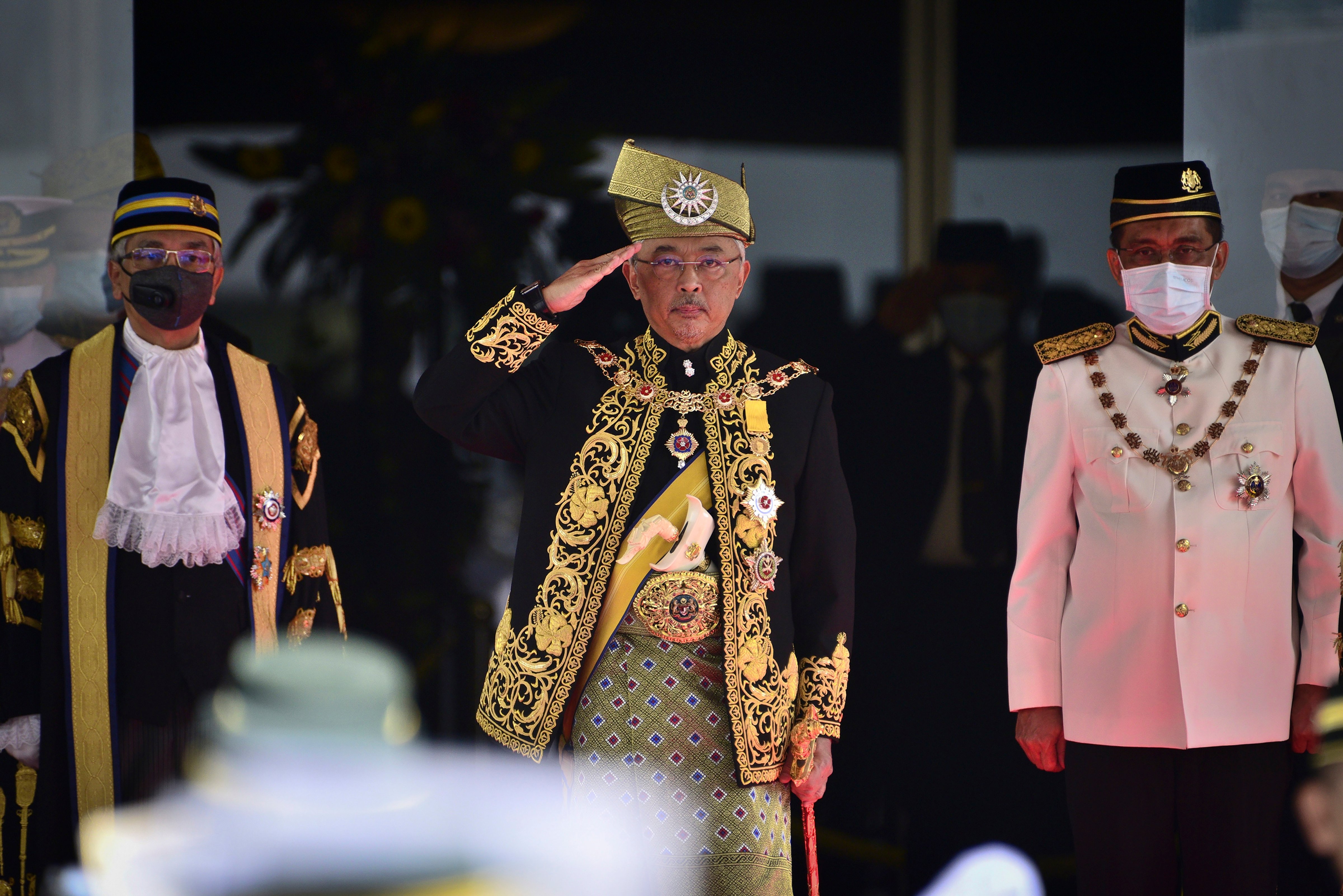 Malezya Kralı Sultan Abdullah Sultan Ahmad Shah, merkez, Kuala Lumpur'daki parlamento oturumunun açılış töreninde selam veriyor, 18 Mayıs 2020. (Shaiful Nizal Ismail—Malaysia's Department of Information/AP)