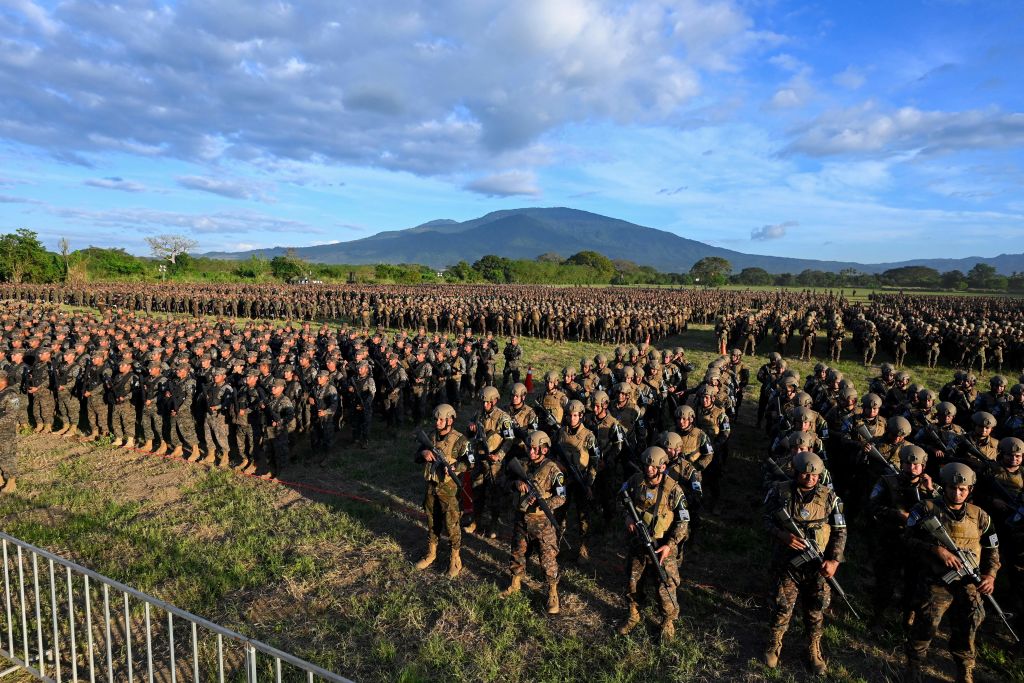 Askerler, 23 Kasım 2022'de El Salvador Devlet Başkanı Nayib Bukele'nin San Salvador'un batısındaki San Juan Opico'nun eteklerindeki bir askeri kışlanın yakınında onlara hitap ederken dinliyor. (Marvin Recinos—AFP/Getty Images)