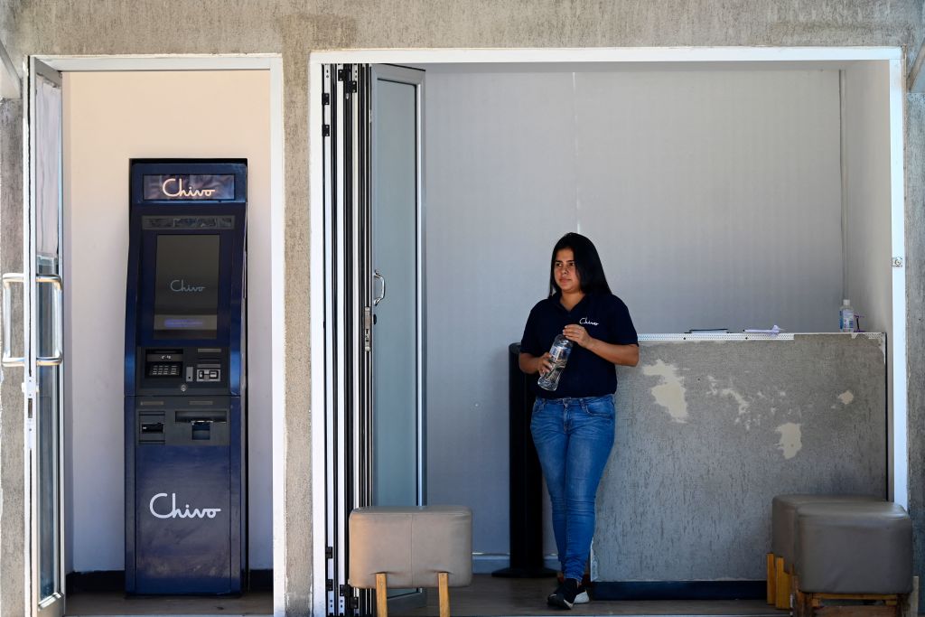 Bir devlet çalışanı, 17 Kasım 2022'de San Salvador'daki devlete ait Chivo elektronik cüzdanının ATM'sinde görülüyor. (Marvin Recinos—AFP/Getty Images)